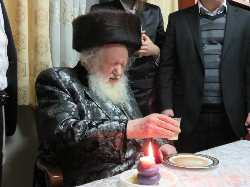 רבי משה שטרנבוך צילום ברוך יערי בהבדלה במוצאי רבי משה שבת (2)