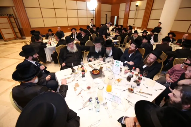 שולחן הכבוד במעמד