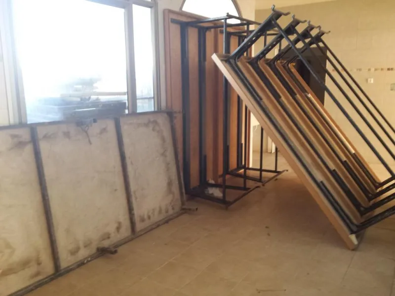 שולחנות הישיבה הונחו במקום דלת הכניסה שהמגב שברו