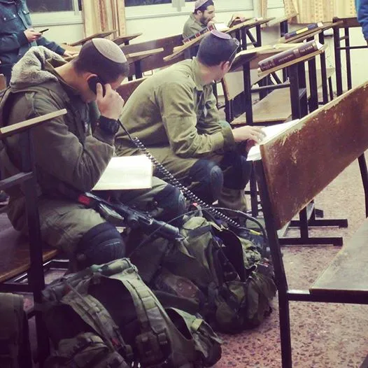 חייל לומד תורה