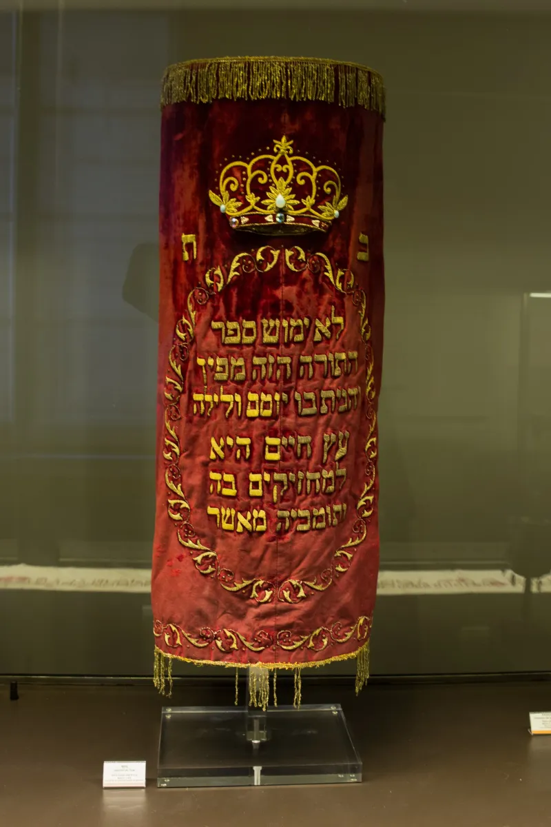 ספר תורה מוזיאון יהודי גירונה חירונה ספרד עפר גדנקן