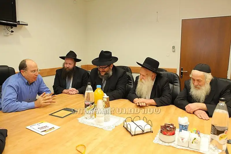 עם שר הביטחון יעלון