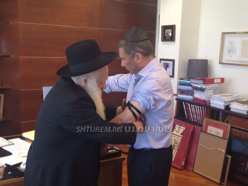 מניח תפילין לדנקנר