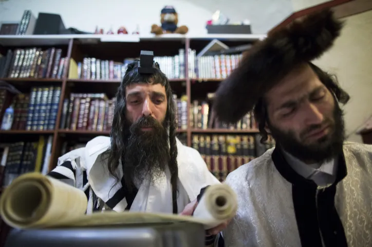 מגילת אסתר, יוליש קרויס