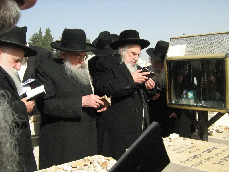 הגרי''א זצ''ל על קבר חמיו