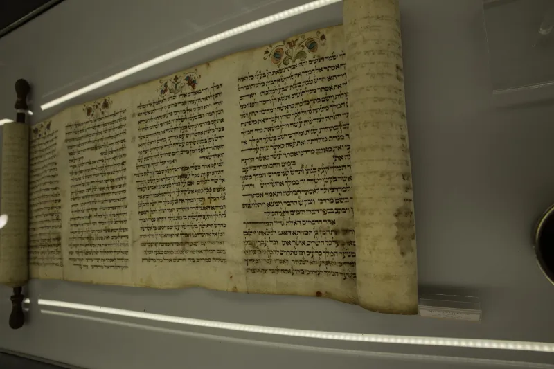 עפר גדנקן ספר תורה מוזיאון ספרד