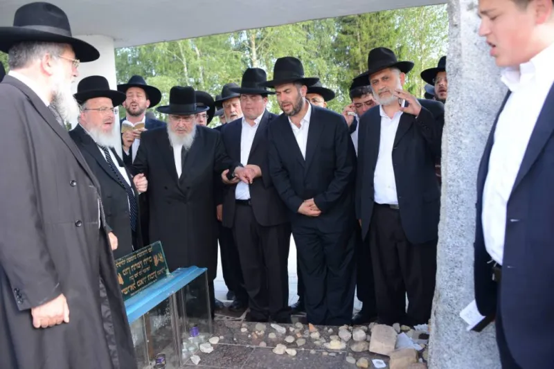 resized_בישיבתו של החפץ חיים ובקיברו (11)