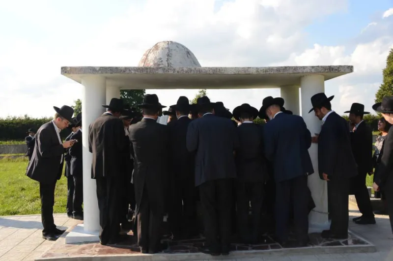 resized_בישיבתו של החפץ חיים ובקיברו (12)