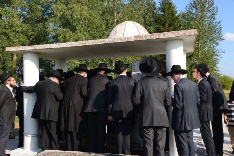 resized_בישיבתו של החפץ חיים ובקיברו (13)