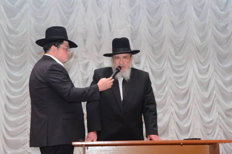 resized_בישיבתו של החפץ חיים ובקיברו (3)
