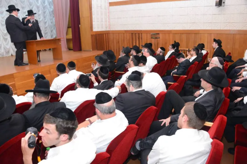 resized_בישיבתו של החפץ חיים ובקיברו (4)