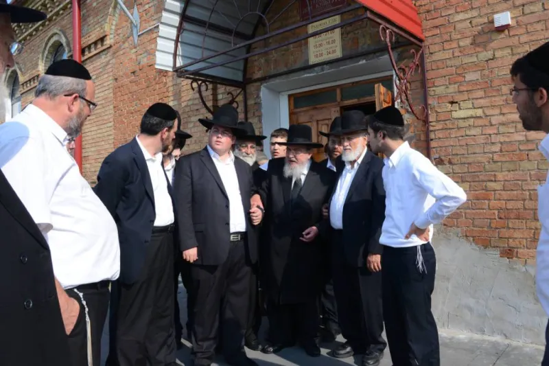 resized_בישיבתו של החפץ חיים ובקיברו (5)