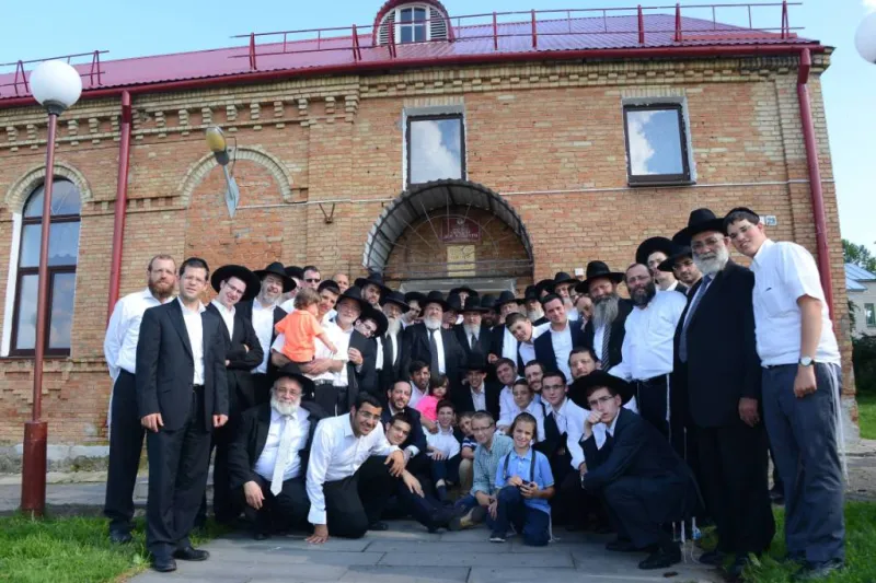 resized_בישיבתו של החפץ חיים ובקיברו (7)