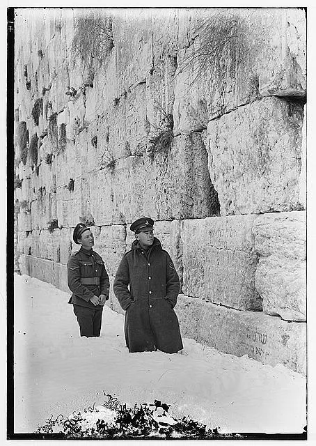 snow-in-jerusalem-1921-british-soldiers-next-to-wall-s