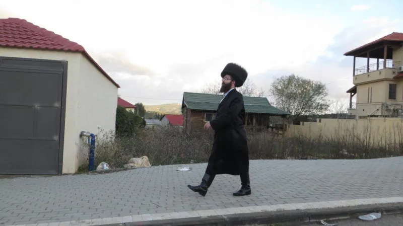 חסיד סקווירא עם מגפיים