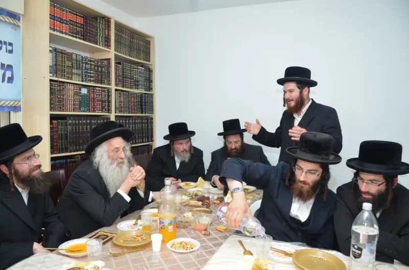 אחד האברכים נואם
