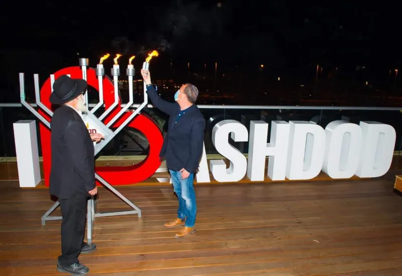 ראש עיריית אשדוד בהדלקה של חב"ד