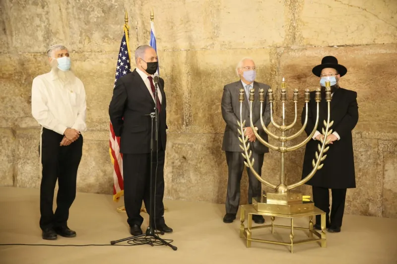 ראש הממשלה מר בנימין נתניהו בהדלקת נר ראשון של חנוכה ברחבת הכותל המערבי עם רב המקומות הקדושים הרב שמואל רבינוביץ'