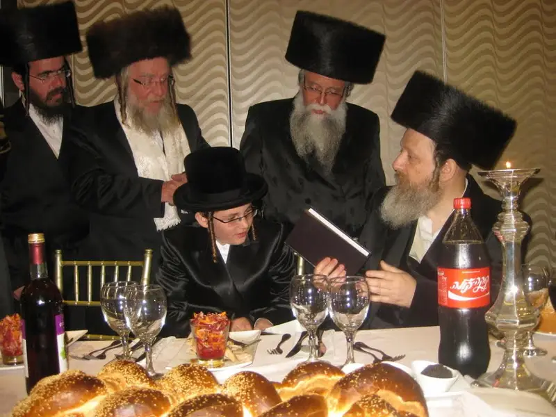 האדמוו'ר מדזיקוב עם חתן הבר מצוה והאדמו''ר מוולברוז' (1)