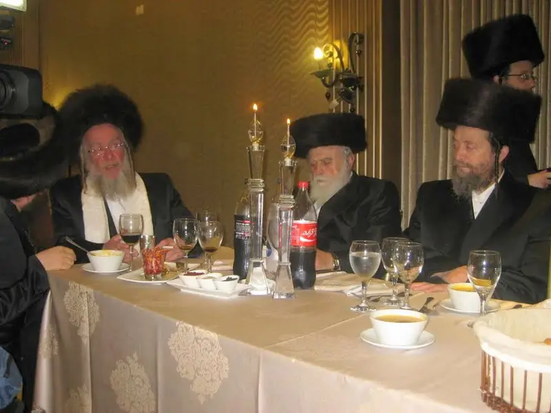 האדמו''ר מהוסאקוב, שמעל'קה הלפרט, והאדמו''ר מוולברוז(7)