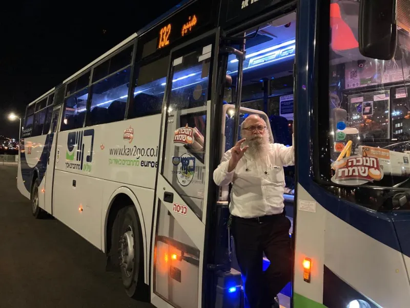 האוטבוס של משה כהן מחברת קווים מוכן לחנוכה
