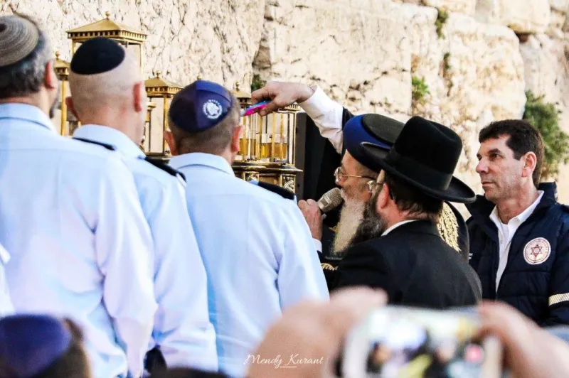 הדלקת נרות חנוכה בכותל צילום מענדי קורנט (1)