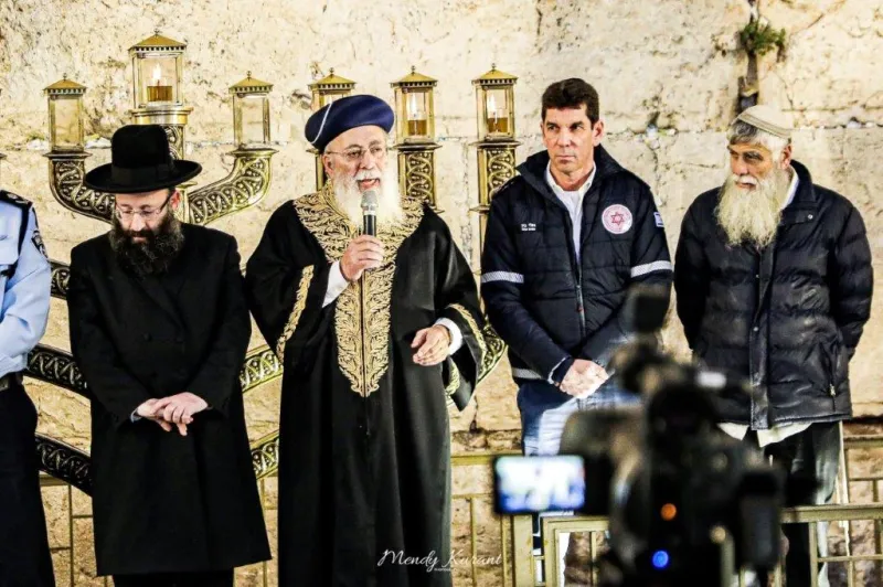 הדלקת נרות חנוכה בכותל צילום מענדי קורנט (11)