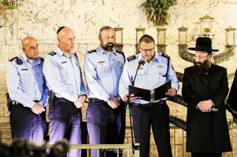 הדלקת נרות חנוכה בכותל צילום מענדי קורנט (13)