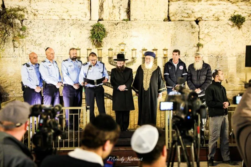 הדלקת נרות חנוכה בכותל צילום מענדי קורנט (14)