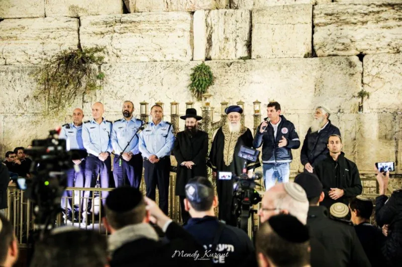הדלקת נרות חנוכה בכותל צילום מענדי קורנט (18)