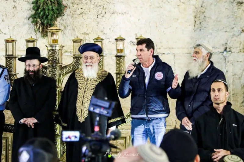 הדלקת נרות חנוכה בכותל צילום מענדי קורנט (19)