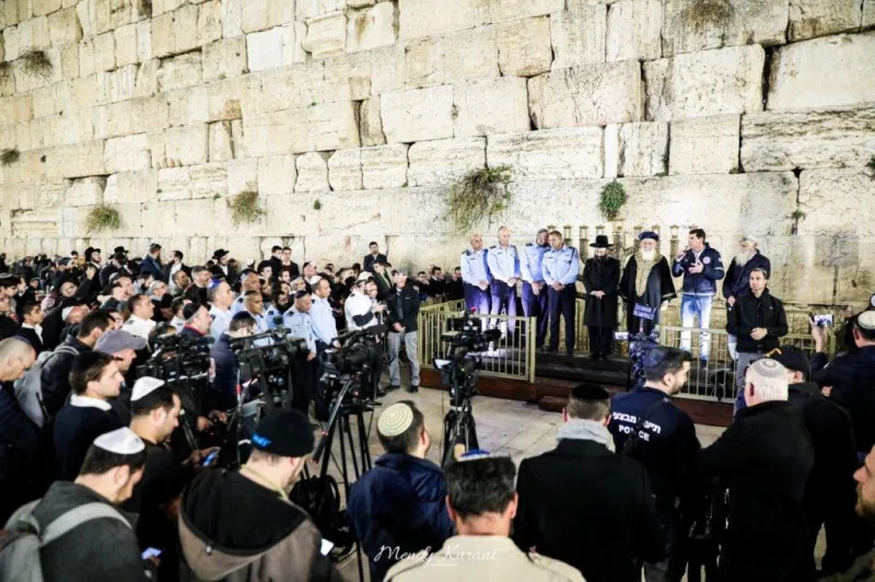 הדלקת נרות חנוכה בכותל צילום מענדי קורנט (20)