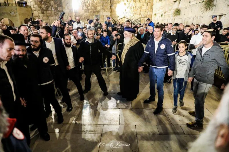 הדלקת נרות חנוכה בכותל צילום מענדי קורנט (24)