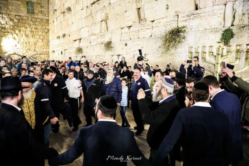 הדלקת נרות חנוכה בכותל צילום מענדי קורנט (26)