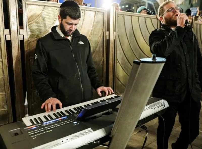 הדלקת נרות חנוכה בכותל צילום מענדי קורנט (27)