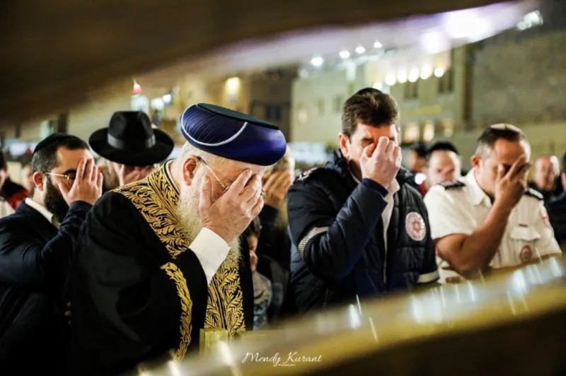 הדלקת נרות חנוכה בכותל צילום מענדי קורנט (30)