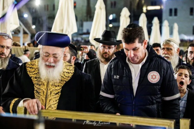 הדלקת נרות חנוכה בכותל צילום מענדי קורנט (37)