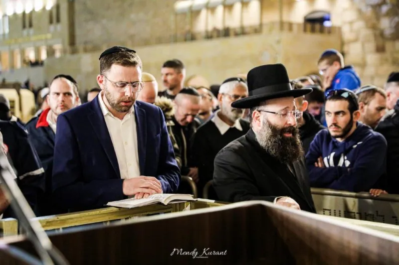 הדלקת נרות חנוכה בכותל צילום מענדי קורנט (39)