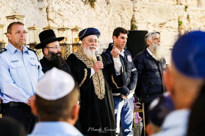 הדלקת נרות חנוכה בכותל צילום מענדי קורנט (4)