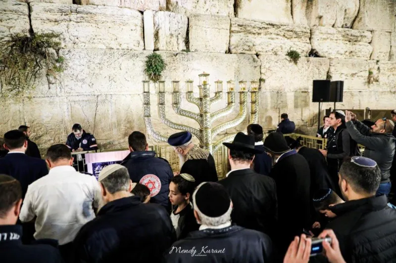 הדלקת נרות חנוכה בכותל צילום מענדי קורנט (40)