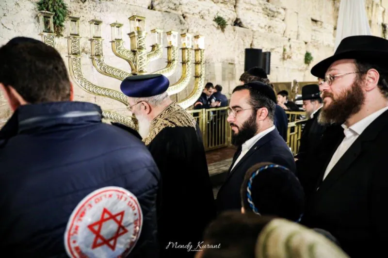 הדלקת נרות חנוכה בכותל צילום מענדי קורנט (42)