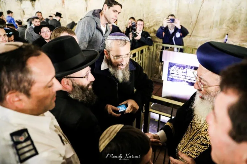 הדלקת נרות חנוכה בכותל צילום מענדי קורנט (44)
