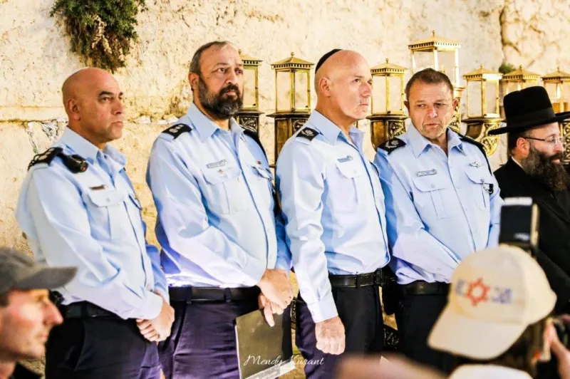 הדלקת נרות חנוכה בכותל צילום מענדי קורנט (5)