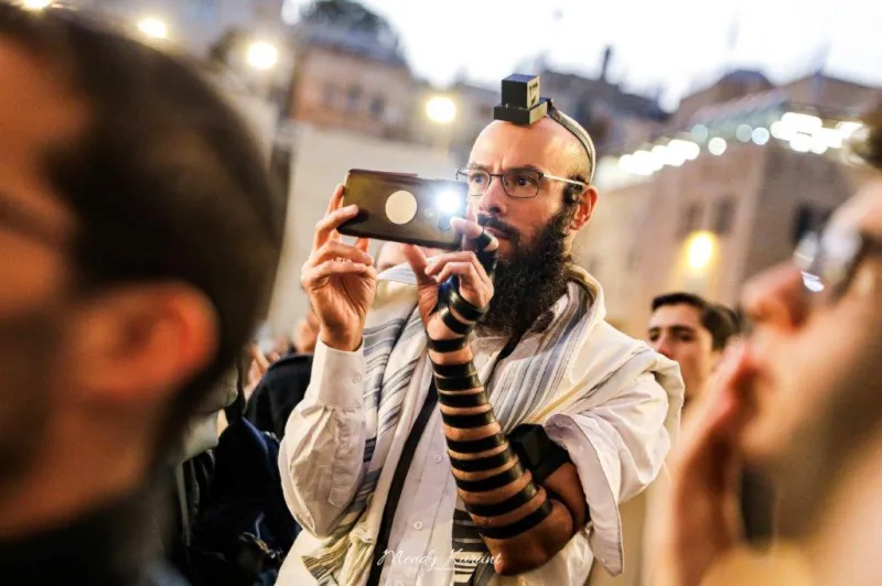 הדלקת נרות חנוכה בכותל צילום מענדי קורנט (7)