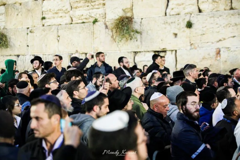 הדלקת נרות חנוכה בכותל צילום מענדי קורנט (9)