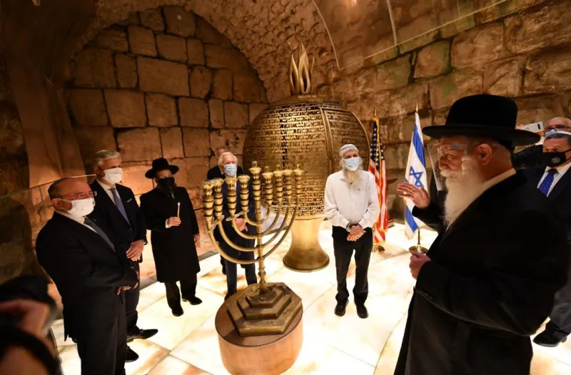 רבה של מגדל העמק הרב גרוסמן בהדלקה מנהרות הכותל יחד עם השגריר פרידמן וראש המל"ל אבי בן שבת