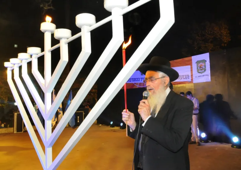 חנוכה יעקב אריאל חנוכיה