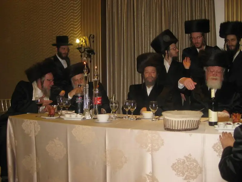 הרב פנחס שפירא עם חתן הבר המצווה והאדמו''ר מהוסאקוב, הלפרט, והאדמו''ר מוולברוז(12)