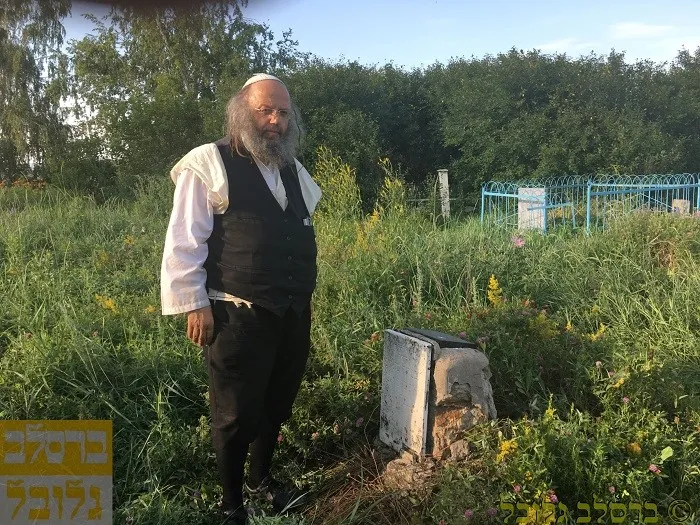 הרב_גבאי_על_מצבתו_של_הסנדלר_הקדוש_רבי_נחום_שטרקס_(שוסטר)