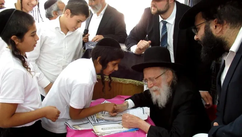 הרב_גלאי_מברך_את_התלךמידים_3 (1)